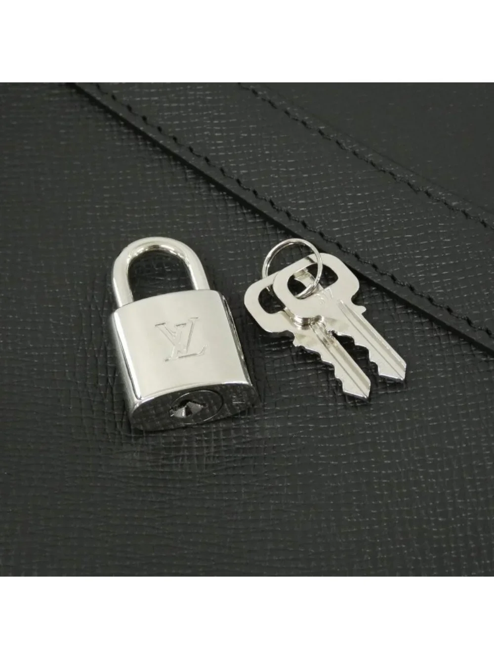 Louis Vuitton Taiga Porte Document Voyage